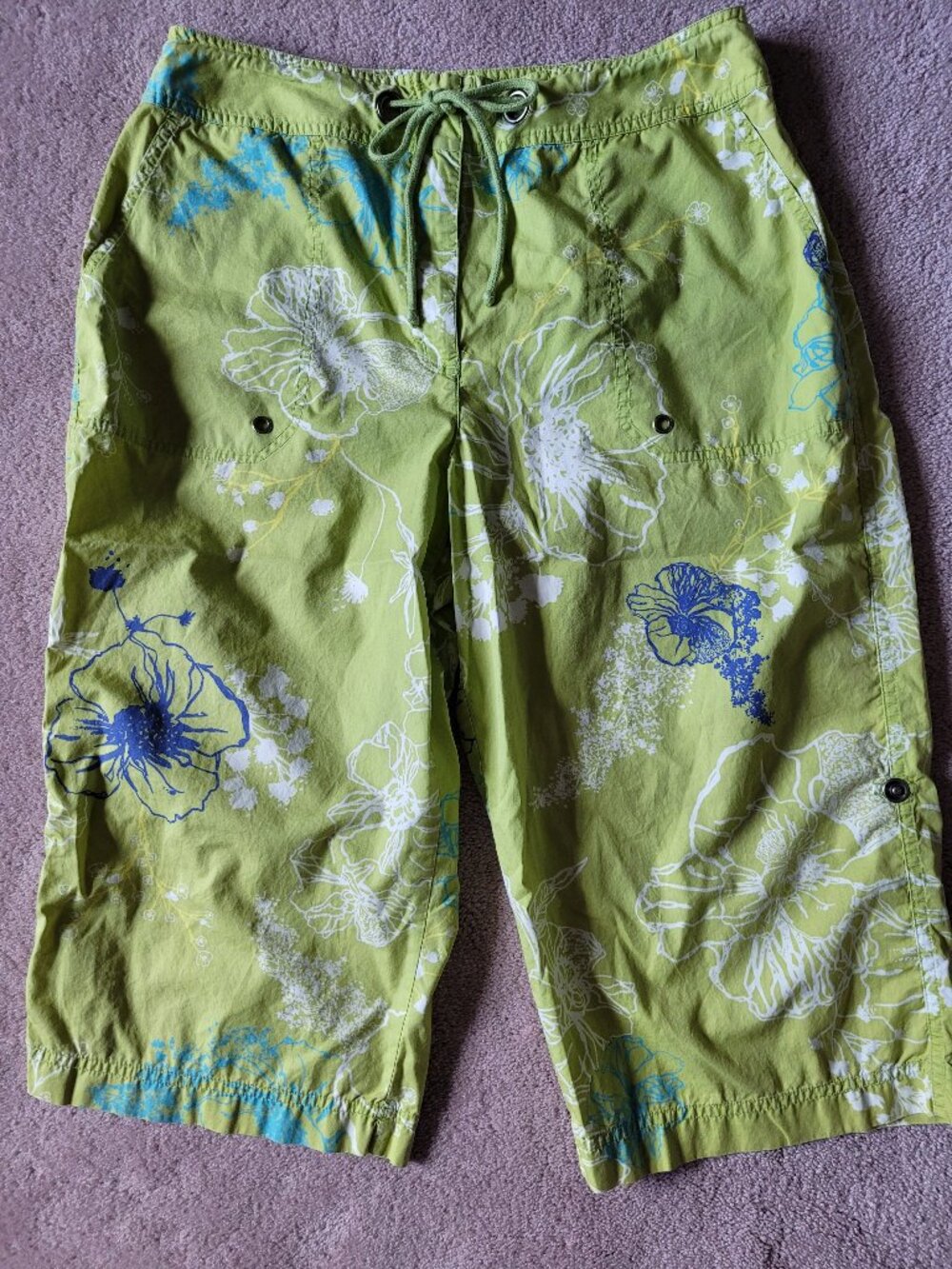 Chico's Green Floral Tropical Print Capri/Short Pants Chico's Size 1 ( M/8 )